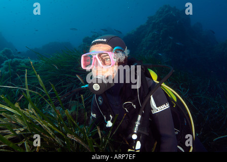 Weibliche Taucher im Mittelmeer Stockfoto