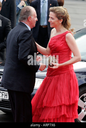 König Juan Carlos i. von Spanien grüßt seine Tochter Infantin Cristina an der 2006 Laureus Awards in Barcelona Spanien Stockfoto