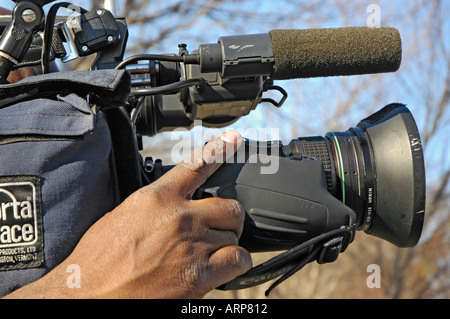 Tv-Kameramann, schwarz Fotojournalist in Atlanta, FOX im Falle Aufzeichnung und Übermittlung von Nachrichten TV-Stunde über Band oder Digitalkamera Stockfoto