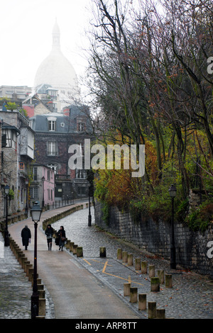 Gepflasterte Straße in Montmartre im Vorfeld der Basilika de Sacré Coeur Paris France Stockfoto