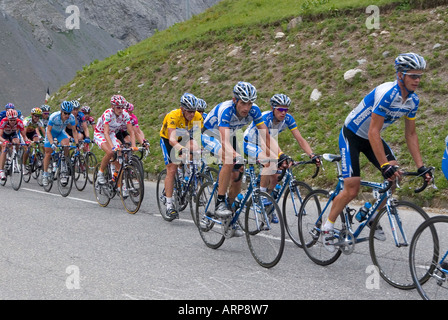 Lance Armstrong und seine Entdeckung Teamfahrer Radfahren auf den Col du Galibier in der Tour de France 2005 Stockfoto