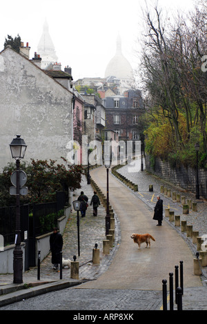 Gepflasterte Straße in Montmartre im Vorfeld der Basilika de Sacré Coeur Paris France Stockfoto