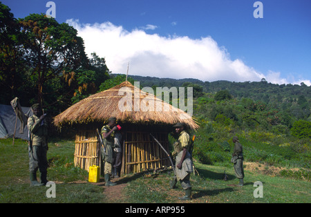 Parkranger und ugandischen Soldaten im Mgahinga Nationalpark Uganda Afrika Stockfoto