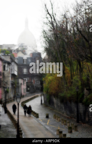 Gepflasterte Straße in Montmartre im Vorfeld der Basilika de Sacré Coeur Paris France (Bild verbreitet) Stockfoto