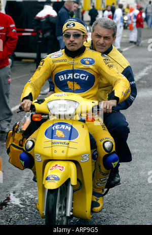 Max Biaggi, Moto GP Konkurrent, fährt durch das Fahrerlager vor dem Rennen Stockfoto