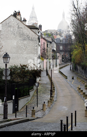 Gepflasterte Straße in Montmartre im Vorfeld der Basilika de Sacré Coeur Paris France Stockfoto