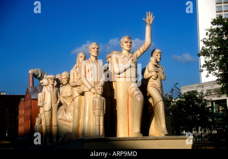 Die vorwärts-Statue in Centenary Square in Birmingham, Vereinigtes Königreich, im Jahr 2003 durch Brandstiftung zerstört wurde Stockfoto