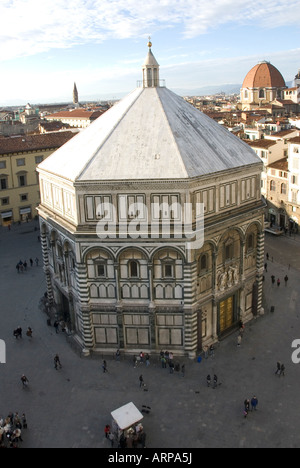 Florenz Baptisterium neben dem Dom vom Glockenturm zeigt seine markante achteckige Form von oben fotografiert Stockfoto