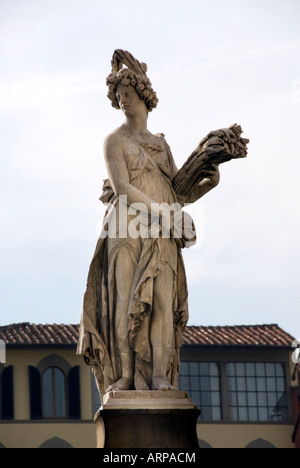 Sommer, eine der vier Jahreszeiten Statuen auf der Brücke Santa Trinita von Giovan Battista Caccini 1608 Stockfoto