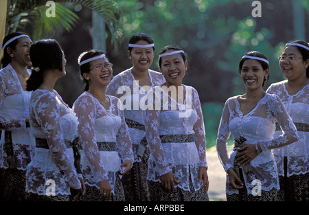 Gruppe von freundlichen balinesischen Frau gekleidet in weiß am Morgengebet Ubud Bali Indonesien Stockfoto