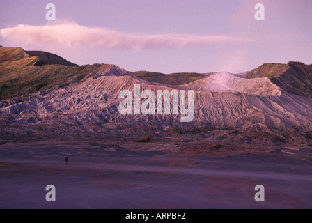Dawn-Blick auf die riesige Caldera, die Mount Bromo eine beliebte Attraktion in Zentral-Ost-Java Indonesien enthält Stockfoto
