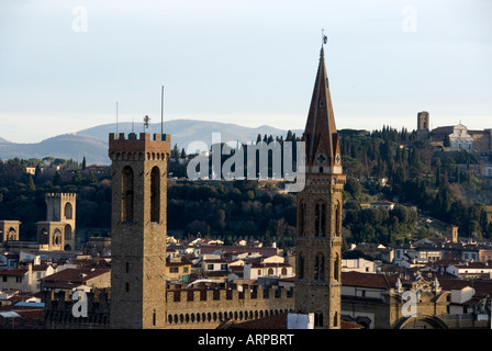 Florenz-Skyline mit den Türmen der Bargello und die Badia. In der Ferne Piazzale Michelangelo und San Miniato (rechts) Stockfoto