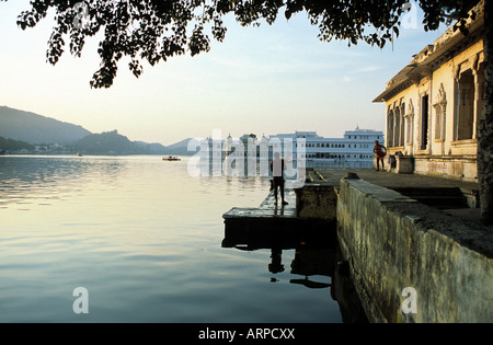 Blick auf die Janiwas Insel von Hanuman Ghat, Udaipur, Rajasthan, Indien Stockfoto