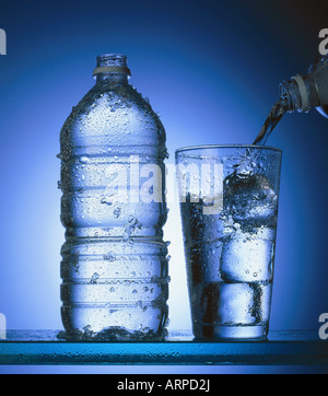 Flasche Wasser mit einem Glas Wasser Stockfoto
