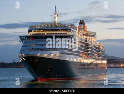 Das Kreuzfahrtschiff Queen Victoria kommt auf ihrer Jungfernfahrt in Auckland, Neuseeland Stockfoto