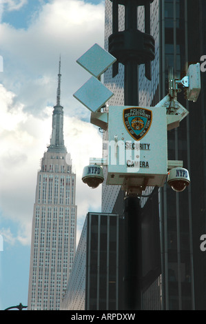 New York City Polizei-Abteilung cctv Videoüberwachungskamera mit dem Empire State Building Stockfoto