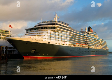 Das Kreuzfahrtschiff Queen Victoria kommt auf ihrer Jungfernfahrt in Auckland, Neuseeland Stockfoto