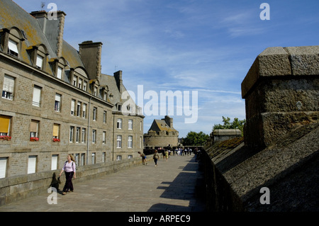 Touristen Fuß entlang der Promenade der Stadtmauer der Altstadt, Saint Malo, Bretagne, Frankreich. Stockfoto