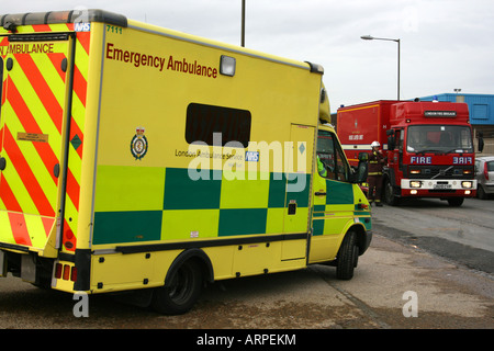 Feuerwehrfahrzeuge und Krankenwagen in ein Industriegebiet Feuer, London Stockfoto
