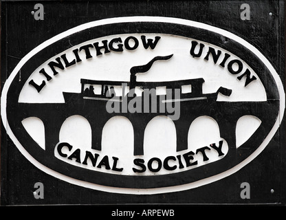 Linlithgow Union Canal Gesellschaft Emblem und Schild am Linlithgow Canal Centre, Manse Straße Becken Stockfoto