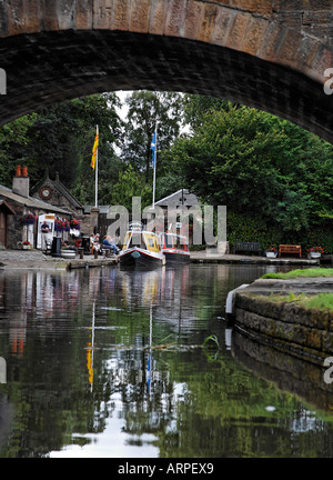 Ein Blick unter die Brücke am Linlithgow Canal Centre, Manse Straße Becken Stockfoto