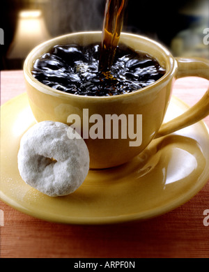 Tasse Kaffee und Krapfen Stockfoto