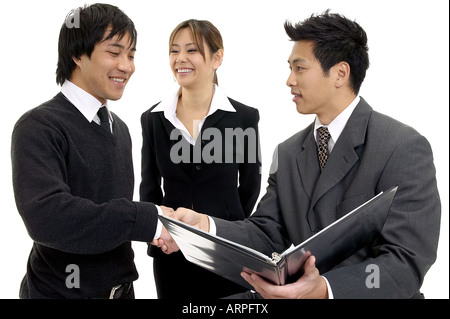 3 Business Team, Händeschütteln Blick auf Notebook Stockfoto