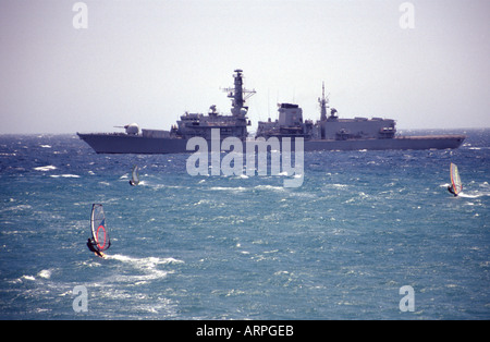 Windsurfer und britische Royal Navy Typ 23 Fregatte HMS Somerset am Kap Trafalgar Andalusien Juni 2005 James Sturcke Stockfoto