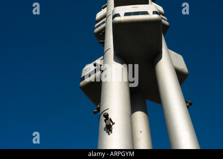 Žižkov Fernsehturm mit einer David Cerný Baby Skulpturen an eine der Säulen befestigt. Prag, Tschechische Republik. Stockfoto