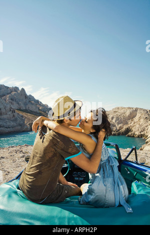 Mann und Frau sitzen im Auto Stockfoto