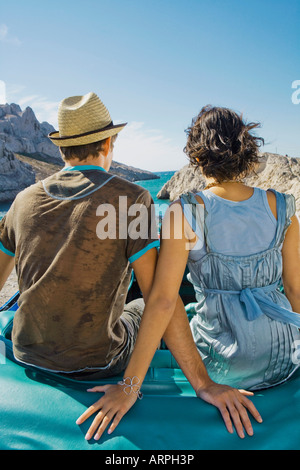 Mann und Frau sitzen im Auto Stockfoto