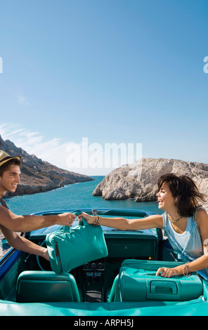 Frau Mann Tasche Übergabe Auto Stockfoto