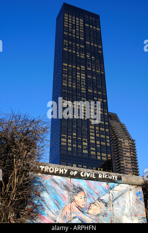 Stück der Berliner Mauer Gabe des deutschen Volkes in den Vereinten Nationen UN-Park vor der Trump World Tower New York USA Stockfoto