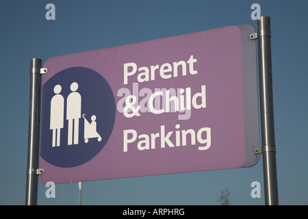 Tesco Parkplatz Elternteil und Kind Parkplatz Schild Stockfoto