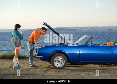 Mann und Frau auf der Suche nach Auto Stockfoto