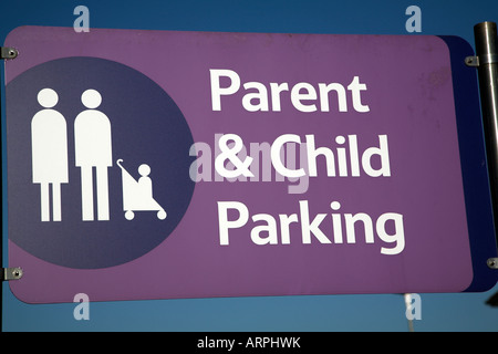 Tesco Parkplatz Elternteil und Kind Parkplatz Schild Stockfoto