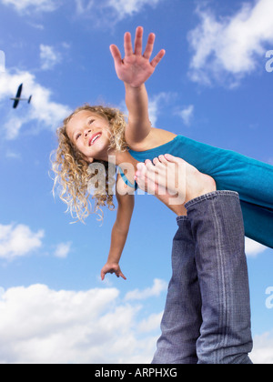 Junges Mädchen wirbelnde Füße in der Luft Stockfoto