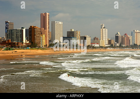 Golden Mile Sandy Strände entlang des Indischen Ozeans und die Skyline von Durban in Südafrika Stockfoto