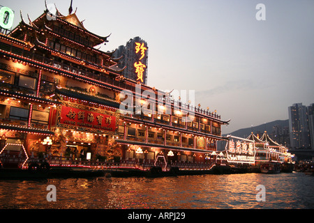 Schwimmendes Restaurant im Hafen von Aberdeen auf Hong Kong Island, Hongkong China Stockfoto