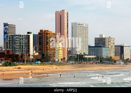 Golden Mile Sandy Strände entlang des Indischen Ozeans und die Skyline von Durban in Südafrika Stockfoto