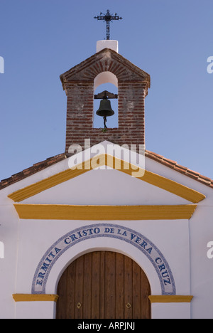 Kirchturm mit Glocke in Benarraba, Andalusien, Spanien Stockfoto