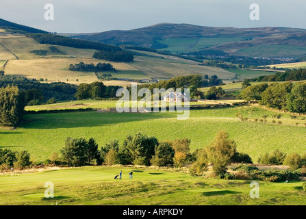 Ackerland und Menschen spielen auf dem Golfplatz eine Meile östlich von der Stadt von Selkirk im Großraum Grenzen, Schottland Stockfoto