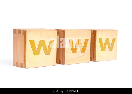 Drei hölzerne Buchstaben-Blöcke Rechtschreibung WWW auf weißem Hintergrund Stockfoto