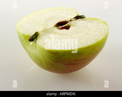 Nahaufnahme von cut Hälfte Bramley apple isoliert gegen einen weißen Hintergrund Stockfoto