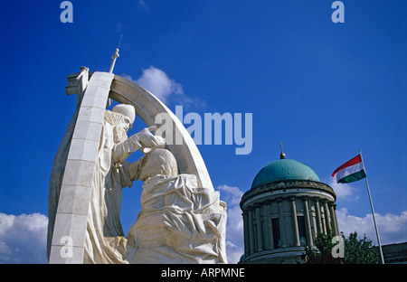 Die Statue der Krönung des ersten Königs von Ungarn - St.-Stephans - durch einen päpstlichen Gesandten in Esztergom, Ungarn Stockfoto