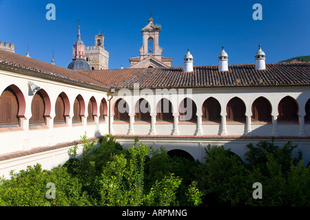 Guadalupe, Extremadura, Spanien. Galerie mit Blick auf Innenhof des Parador, einem ehemaligen 15. Jahrhundert Krankenhaus. Stockfoto