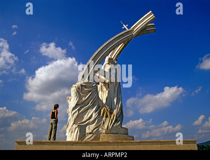 Die Statue der Krönung des ersten Königs von Ungarn - St.-Stephans - durch einen päpstlichen Gesandten in Esztergom, Ungarn Stockfoto