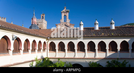 Guadalupe, Extremadura, Spanien. Galerie mit Blick auf Innenhof des Parador, einem ehemaligen 15. Jahrhundert Krankenhaus. Stockfoto