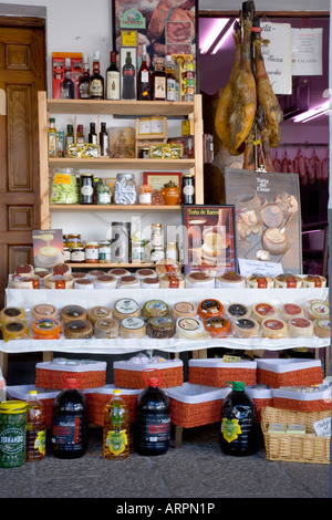 Guadalupe, Extremadura, Spanien. Regionale Produkte auf dem Display außerhalb Dorf Lebensmittelgeschäft. Stockfoto