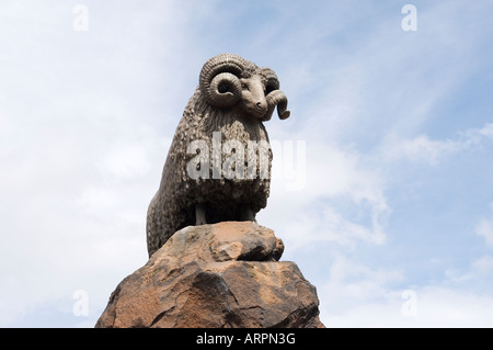 Grenzen hill Schafe Bauernhof Wellness Stadt Moffat. Dumfries und Galloway Region, Schottland. Statue des Arbeitsspeichers auf den Colvin Brunnen Stockfoto